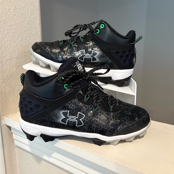 Under Armour Harper 8 Mid 3026597-001 Boys Black Lace Up Baseball Cleat Sz 4.5Y - Picture 1 of 11